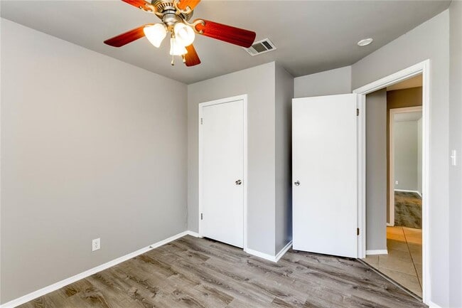 Building Photo - 816 Russet Valley Dr