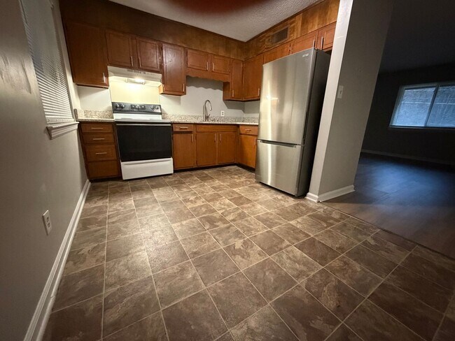 Building Photo - 3328 Pinewood Ave