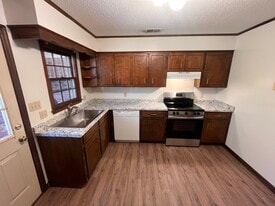 Building Photo - 2040 Pineview Dr