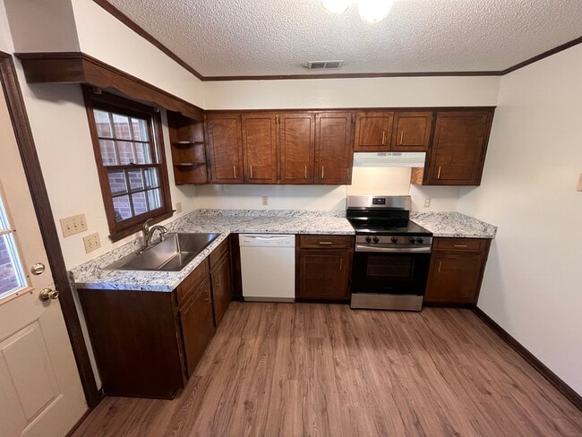 Building Photo - 2040 Pineview Dr