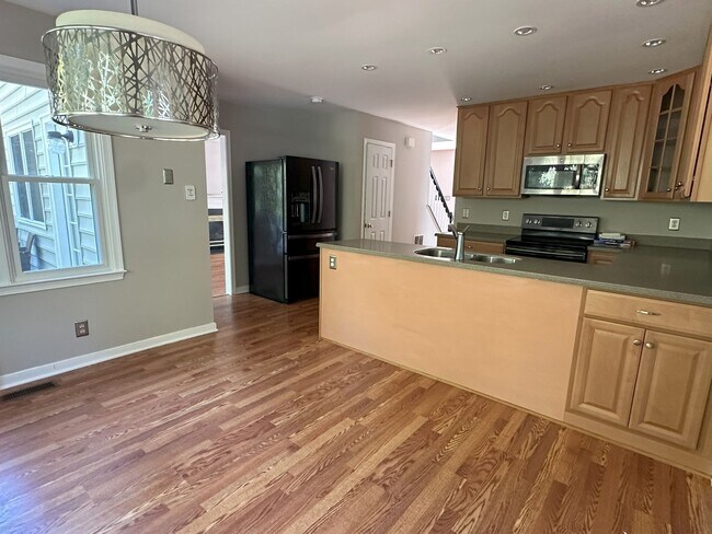 Building Photo - 4 Bed 2.5 Bath 2 Car Garage Colonial Chesterfield/Deer Run Area