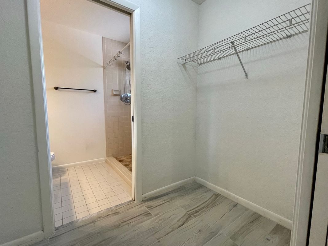 Building Photo - 654 Manor Dr