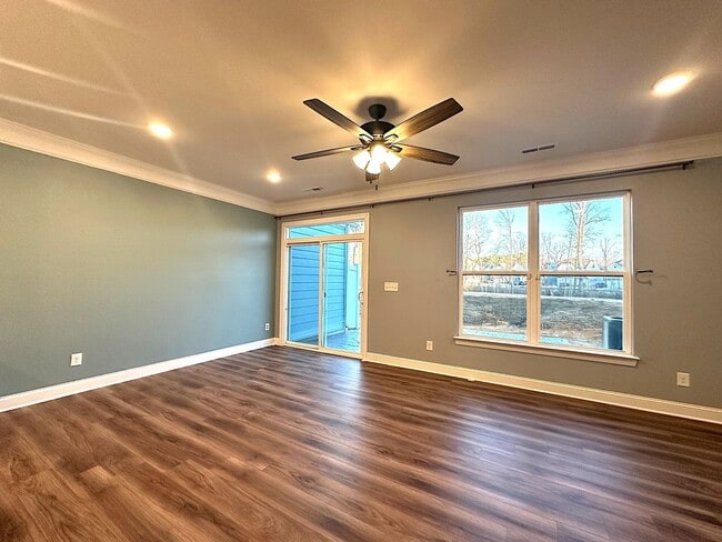 Building Photo - HARRISBURG TOWNHOME