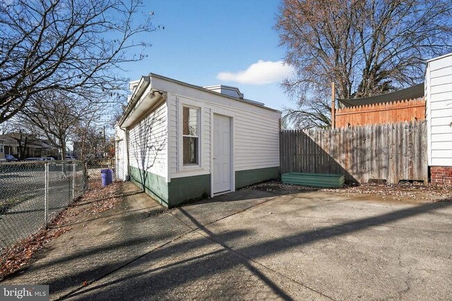 Building Photo - 738 Division St