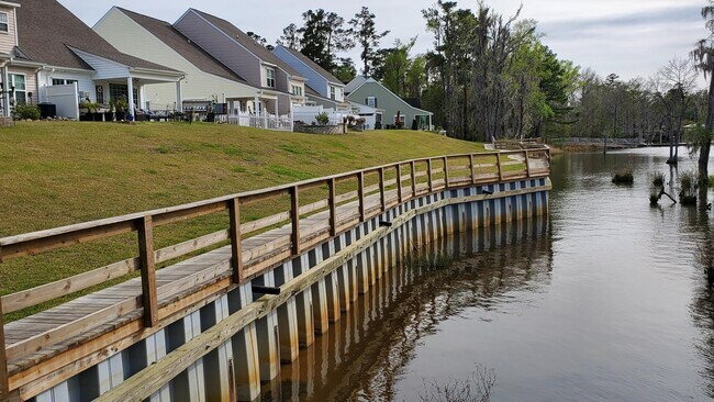 Building Photo - 765 Riverward Dr
