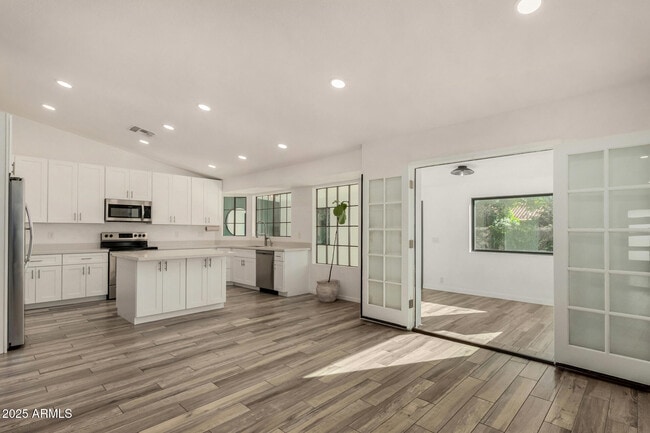 Building Photo - 687 E Park Ave