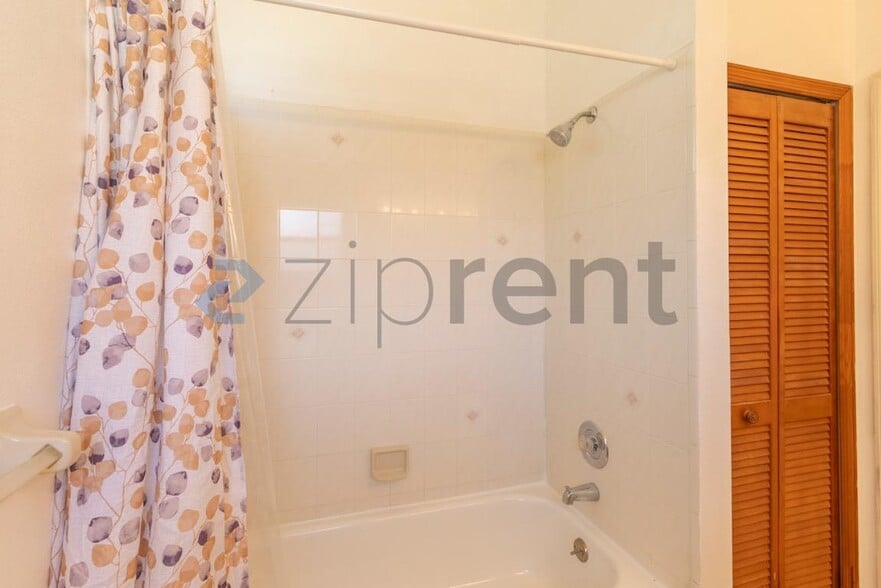 Building Photo - 7458 Carillon Ave