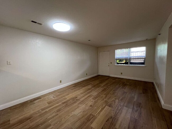 Building Photo - "Charming 2-Bed, 2-Bath Haven in Hollister – Your Perfect Retreat Awaits!"