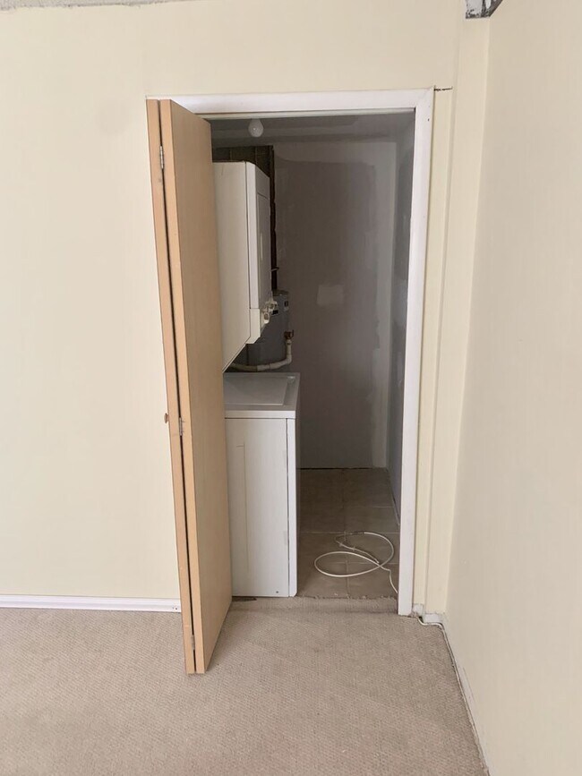 Building Photo - Amazing 1-Bedroom Condo at Bentley Square ...
