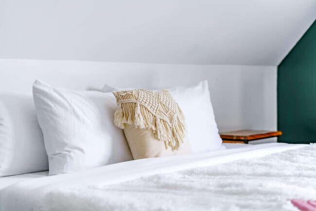 Building Photo - 98 Brickel St