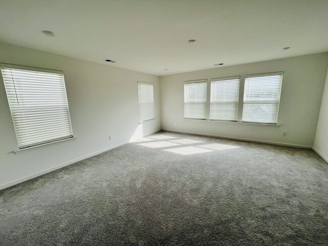 Master bedroom with blinds - 170 Mission Blvd