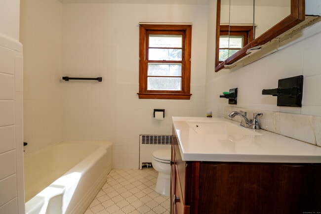 Building Photo - 408 Shelton Ave