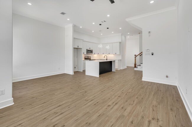 Building Photo - 5642 Hirondel St