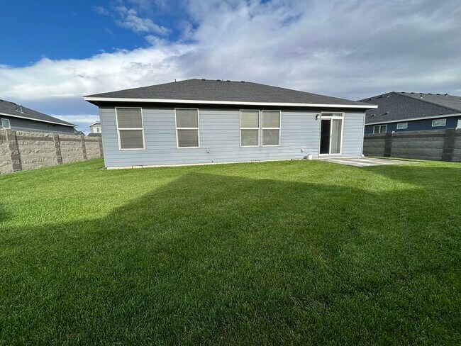 Building Photo - Charming 3-Bedroom, 2-Bath Home with Spaci...