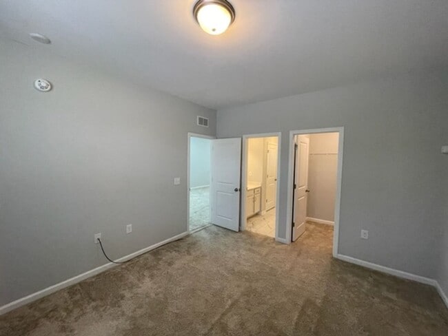 Building Photo - MOVE IN READY! Amazing end-unit townhome