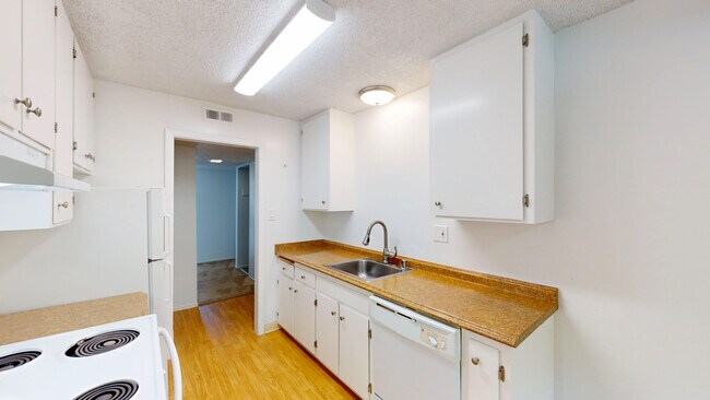 Building Photo - 827 Las Gallinas Ave