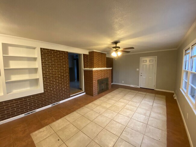 Building Photo - MOVE-IN READY!