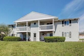 Building Photo - 2 BED 1 BATH UPPER LEVEL APARTMENT