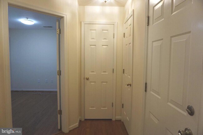 Building Photo - Beautiful Townhouse in Washingtonian Center