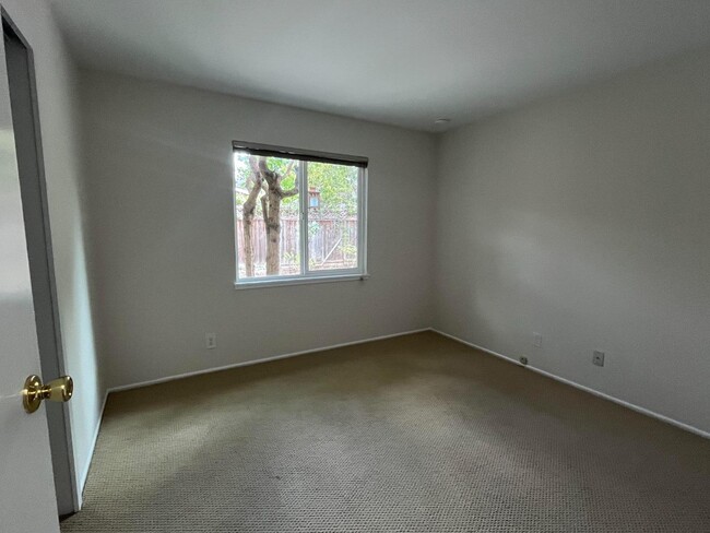 Building Photo - 519 Drucilla Dr