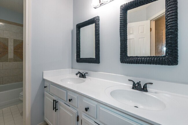 Building Photo - Newly Renovated 4 Bed / 3.5 Bath in Tulsa ...