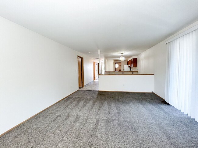 Building Photo - 5548 - 5550