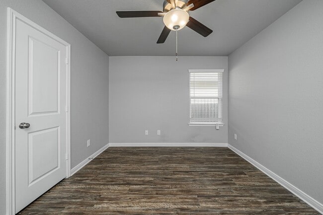 Building Photo - 521 Fallbrook Dr