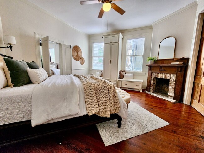 Building Photo - Beautiful, furnished, historic home just s...