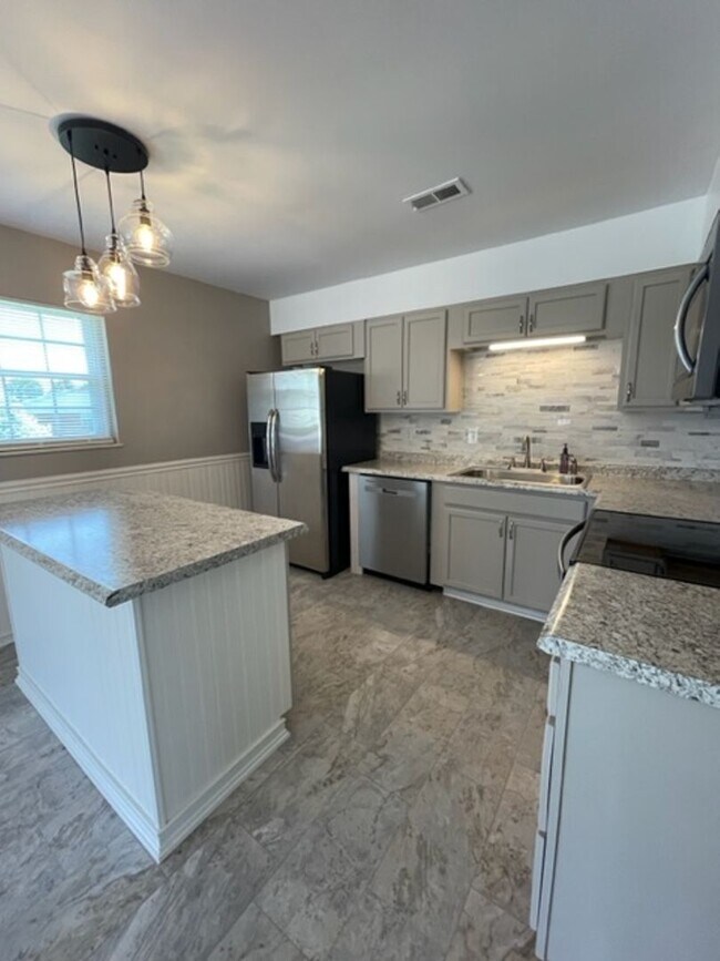 Building Photo - Maryville 37801 - 3 bedroom, 1.5 bath home - Contact Debra Johnson (865) 591-8281