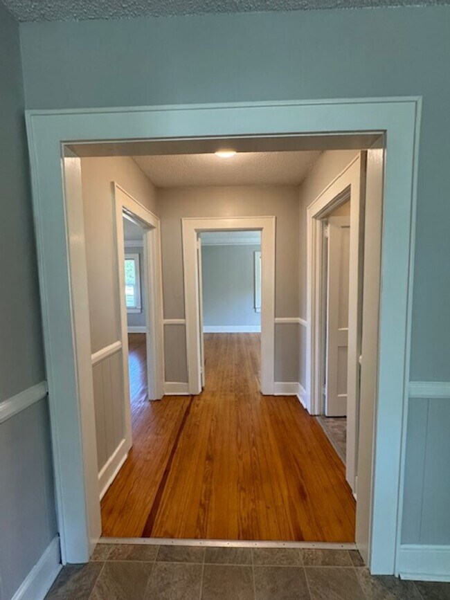 Building Photo - Cute Bungalow home with hardwoods - 2 bedrooms, 1 full bath - nice size yard