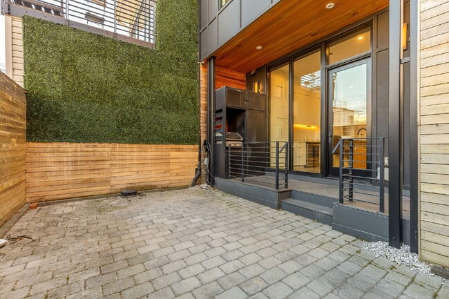 Building Photo - Modern Luxury in the Heart of Logan Circle