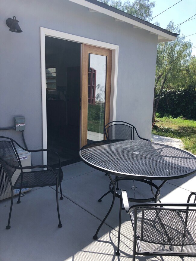 Building Photo - 1157 Palm Terrace