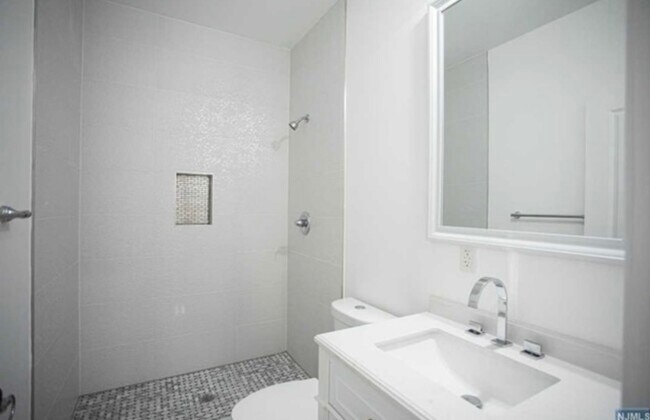 Building Photo - 5105 Meadowview Ave
