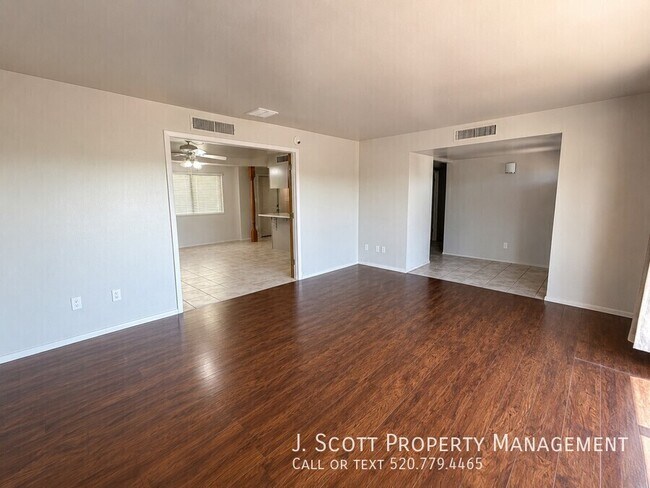 Building Photo - 6522 E Palm Ln