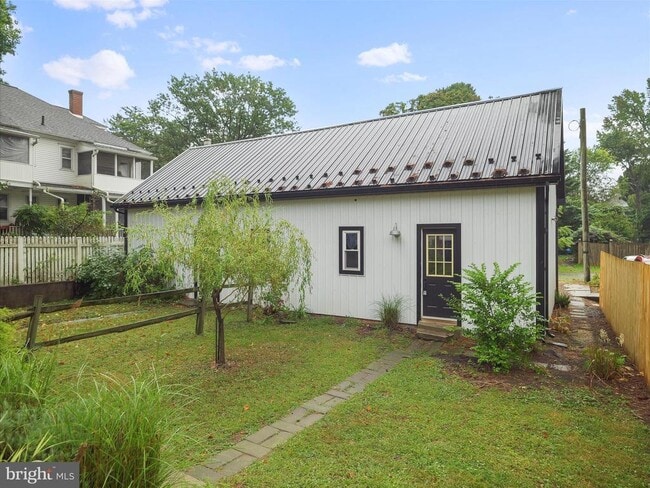 Building Photo - 1050 Edgar Ave