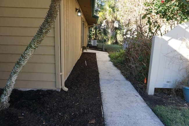 Building Photo - 3/2 Single Story Duplex with Garage