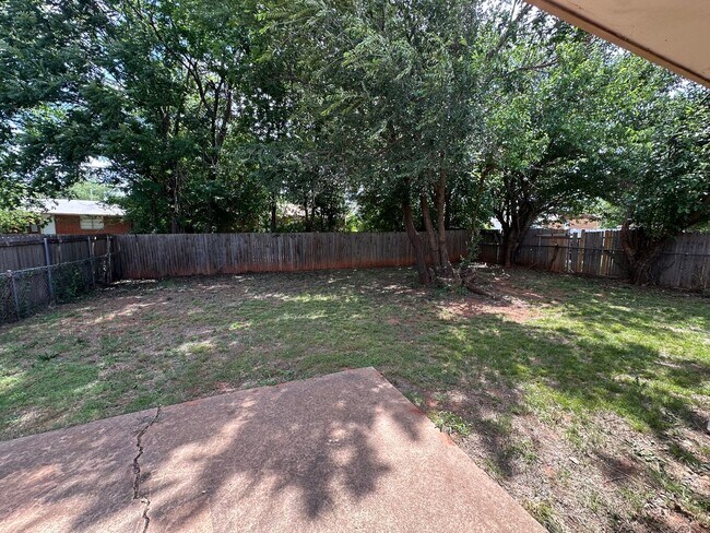 Building Photo - 3 Bed 1.5 Bath 2 Car Garage
