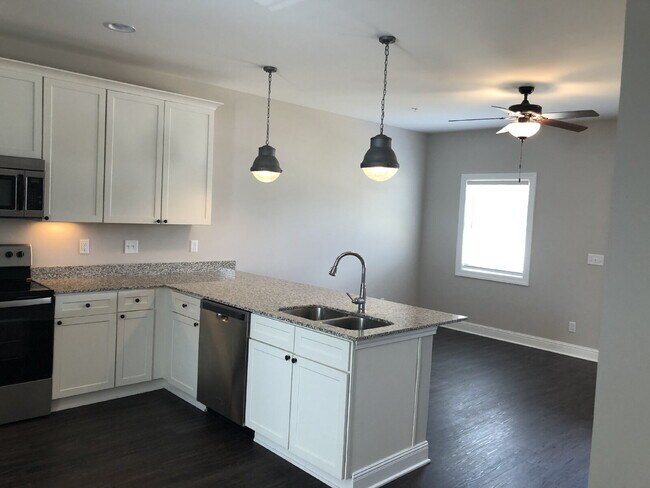 Building Photo - 3BD 2.5BA TOWNHOME CLOSE TO TTU FOR RENT