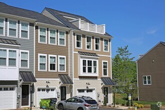 Building Photo - End-Unit Avon Park Townhome Near Biscuit R...