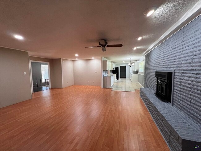 Building Photo - 304 Lakeshore Dr