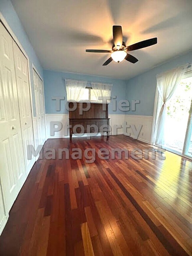 Building Photo - 3 Bed/ 2 Bath Spacious Family Home with Su...