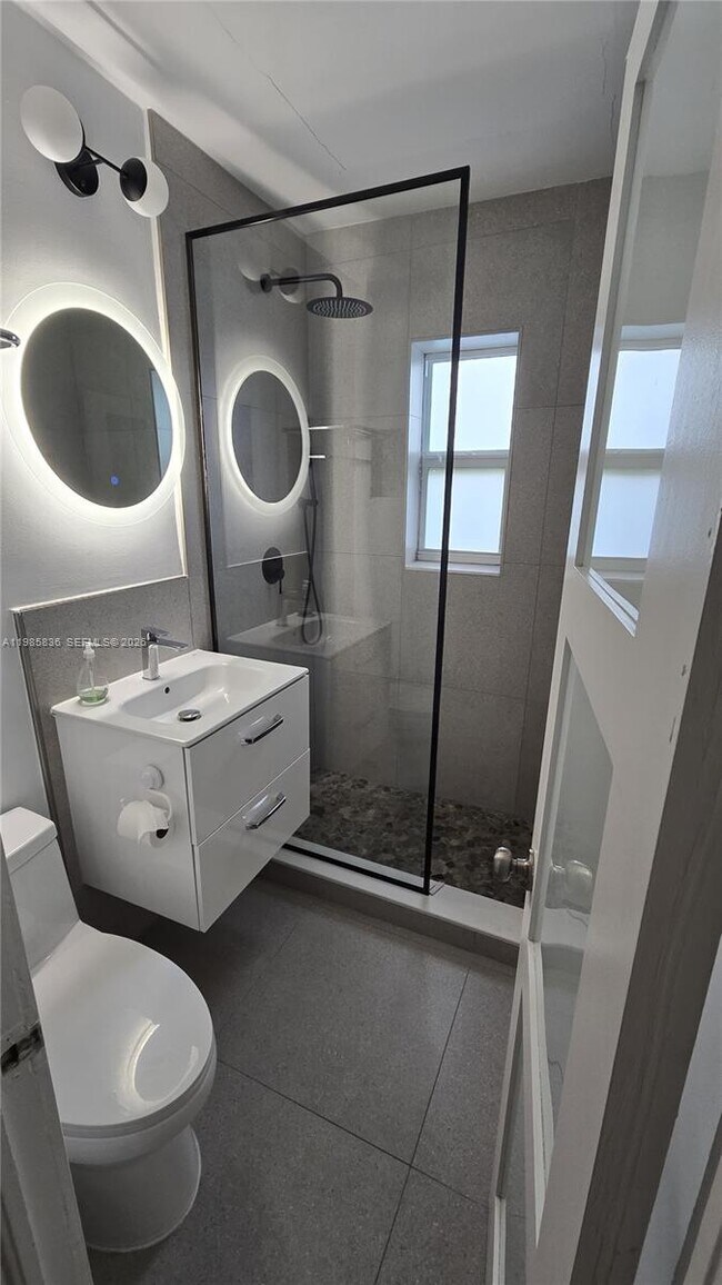 Building Photo - 10070 E Bay Harbor Dr