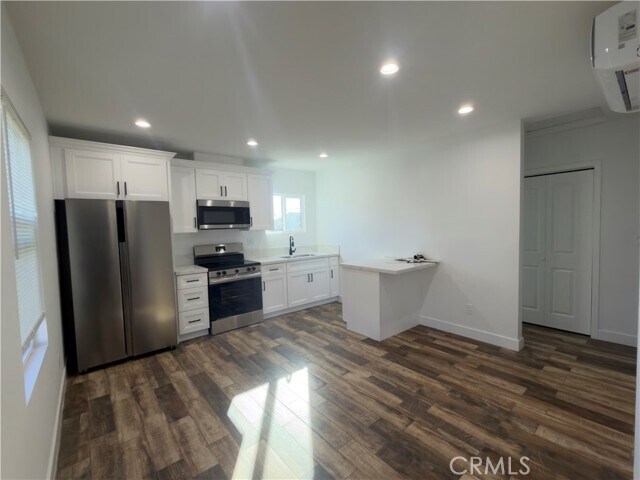 Building Photo - 521 W 78th St