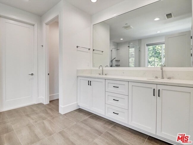 Building Photo - 10593 Kinnard Ave