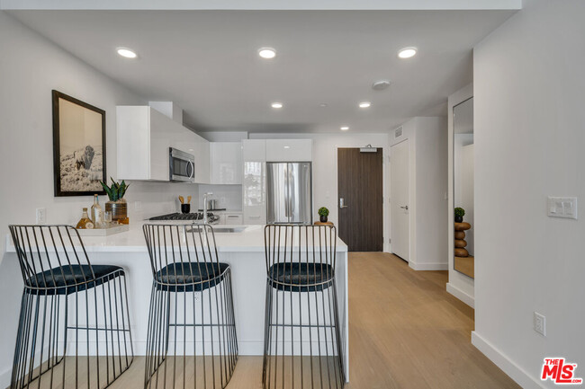 Building Photo - 2801 Sunset Pl