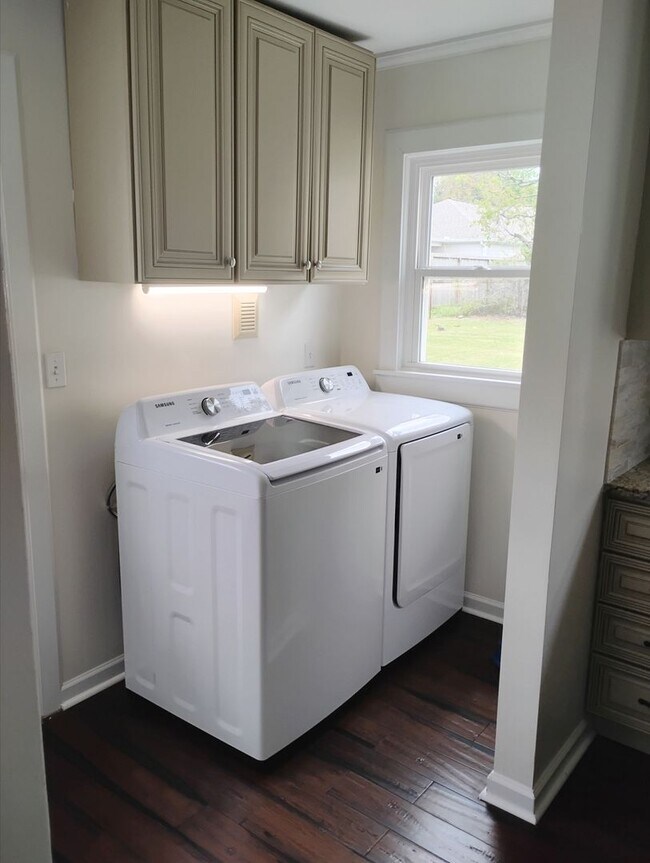 Building Photo - Stunning 3 Bedroom/2 Bath Awaits You