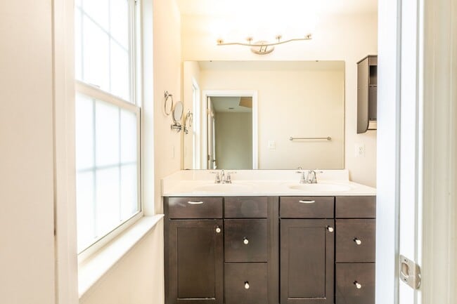 Building Photo - 2023 Verona Ct