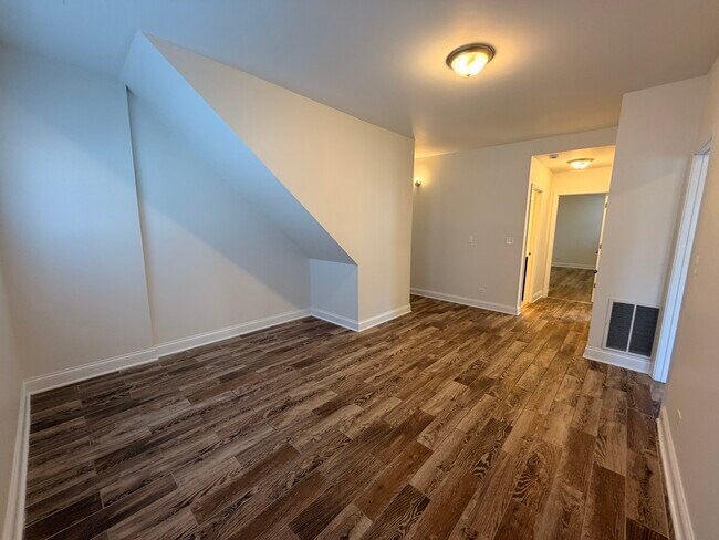 Building Photo - 2803 W Lawrence Ave