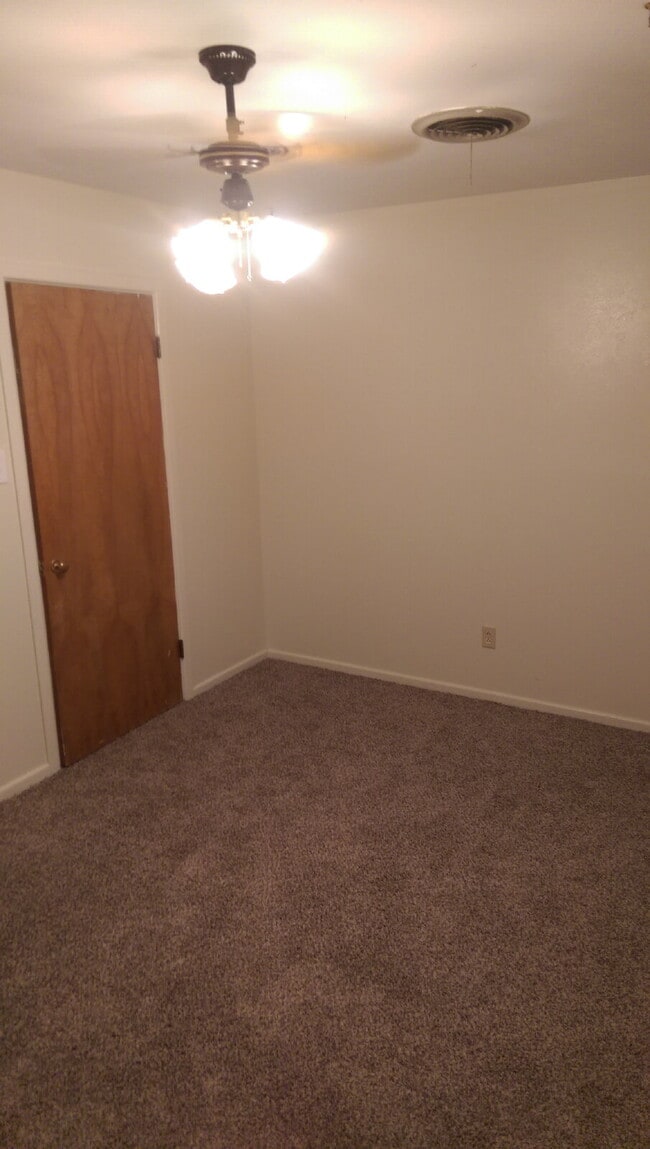 Building Photo - Cute & Quaint Duplex Located Across from A...