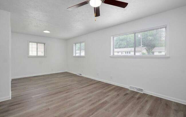 Building Photo - 3 Bedroom PLUS SUNROOM | 2 Bathroom | 2 Ca...